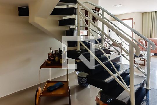 Escada de casa para alugar com 3 quartos, 170m² em Vila Santa Maria, São Paulo