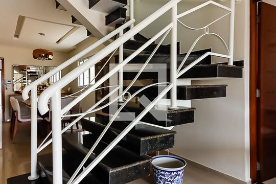 Escada de casa para alugar com 3 quartos, 170m² em Vila Santa Maria, São Paulo