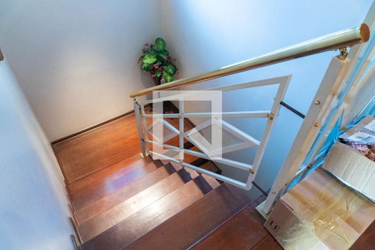 Escada de casa para alugar com 4 quartos, 336m² em Mirandópolis, São Paulo