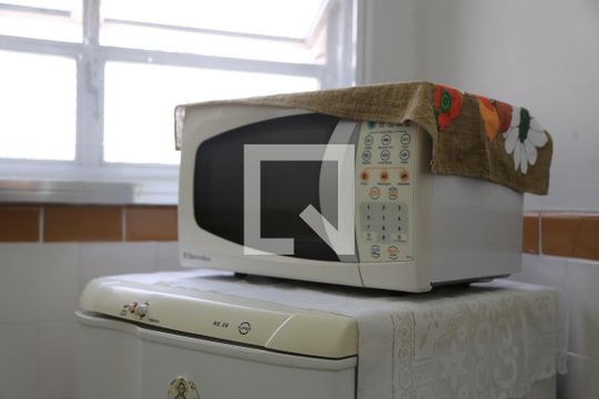 Cozinha de apartamento para alugar com 1 quarto, 34m² em Guilhermina, Praia Grande