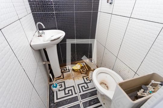 Banheiro de casa à venda com 1 quarto, 50m² em Vila Nogueira, Diadema
