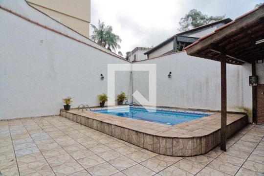 Área externa de casa para alugar com 4 quartos, 340m² em Vila Comercial, São Paulo
