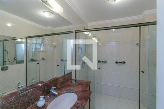 Banheiro de casa de condomínio à venda com 4 quartos, 344m² em Ipanema, Porto Alegre