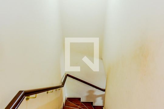 Escada Sala/Quartos  de casa para alugar com 4 quartos, 280m² em Jardim Valeria, Guarulhos