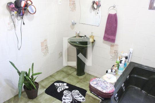 Banheiro Suite 1 de casa para alugar com 6 quartos, 350m² em Vila Voturuá, São Vicente