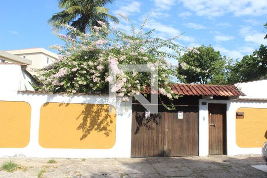 Fachada de casa para alugar com 6 quartos, 350m² em Vila Voturuá, São Vicente