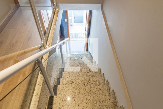 Escada Dormitórios de casa à venda com 2 quartos, 225m² em Silveira, Santo André