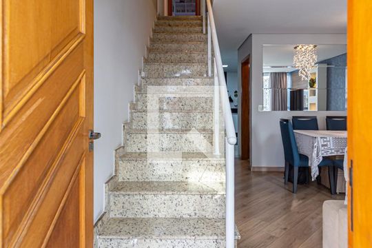 Escada Dormitórios de casa à venda com 2 quartos, 225m² em Silveira, Santo André