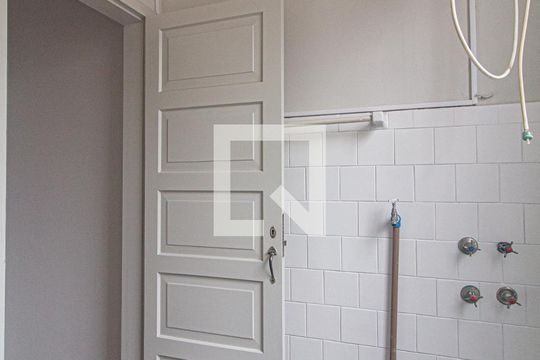 Banheiro de apartamento para alugar com 1 quarto, 44m² em São Francisco, Curitiba