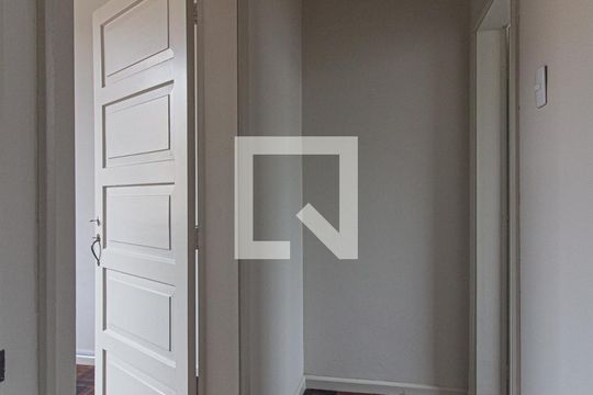 Corredor de apartamento para alugar com 1 quarto, 44m² em São Francisco, Curitiba