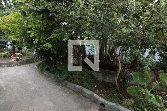 Quintal de casa à venda com 3 quartos, 359m² em Amazonas, Contagem