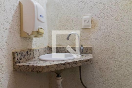 Lavabo  de casa de condomínio para alugar com 2 quartos, 97m² em Vila Ré, São Paulo
