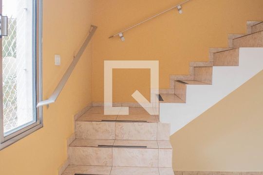 Escada de casa para alugar com 3 quartos, 385m² em Jardim Santa Amélia, Hortolândia