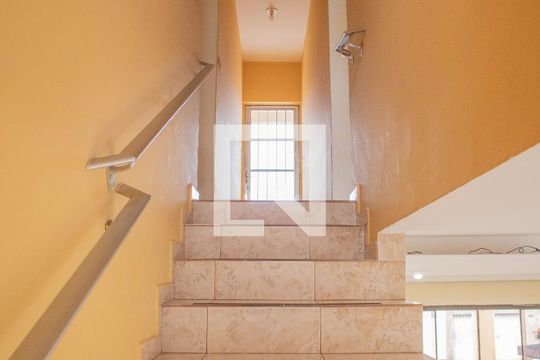 Escada de casa para alugar com 3 quartos, 385m² em Jardim Santa Amélia, Hortolândia