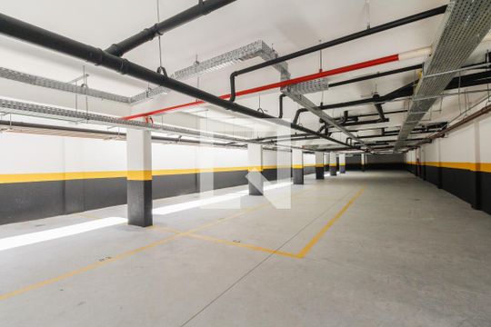 Condomínio - Garagem  de apartamento para alugar com 2 quartos, 32m² em Vila Carrao, São Paulo