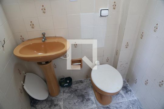 Banheiro de kitnet/studio para alugar com 1 quarto, 16m² em Ocian, Praia Grande