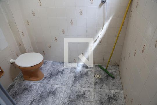 Banheiro de kitnet/studio para alugar com 1 quarto, 16m² em Ocian, Praia Grande