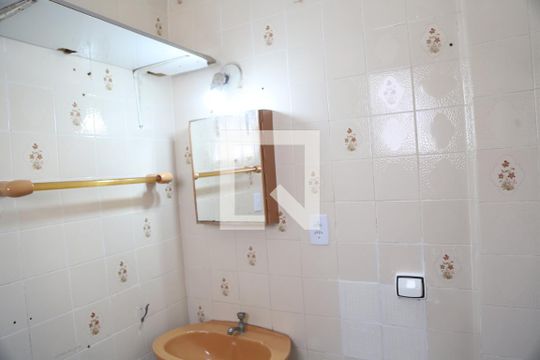 Banheiro de kitnet/studio para alugar com 1 quarto, 16m² em Ocian, Praia Grande