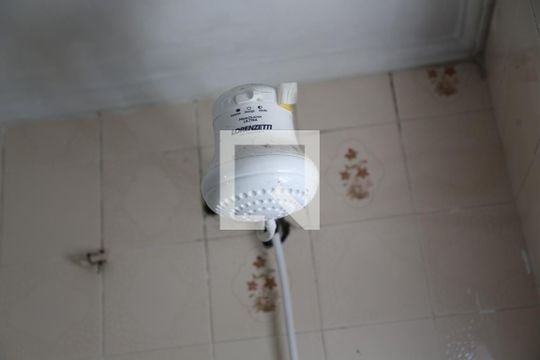 Banheiro de kitnet/studio para alugar com 1 quarto, 16m² em Ocian, Praia Grande