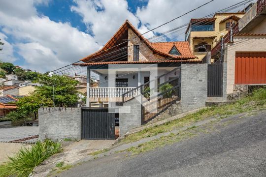 Fachada de casa à venda com 4 quartos, 335m² em Alto Caiçaras, Belo Horizonte