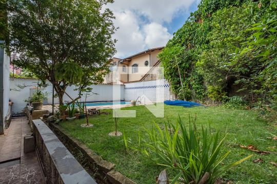 Quintal de casa à venda com 4 quartos, 335m² em Alto Caiçaras, Belo Horizonte