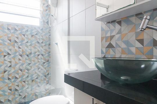 Banheiro de apartamento para alugar com 2 quartos, 48m² em Vila Mogilar, Mogi das Cruzes