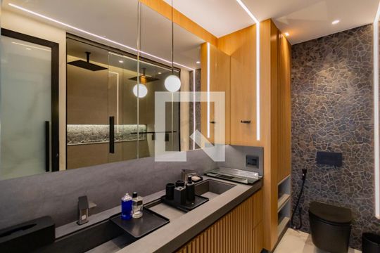 Banheiro da suíte  de apartamento à venda com 2 quartos, 147m² em Leblon, Rio de Janeiro