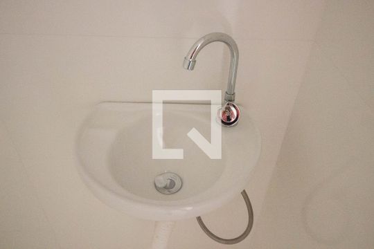 Banheiro de apartamento para alugar com 2 quartos, 38m² em Jardim Helian, São Paulo