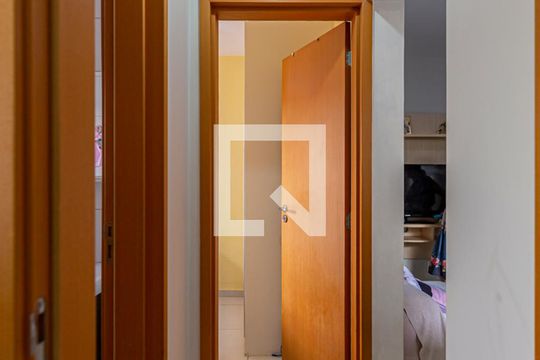 Corredor de apartamento à venda com 2 quartos, 39m² em Vila Pires, Santo André