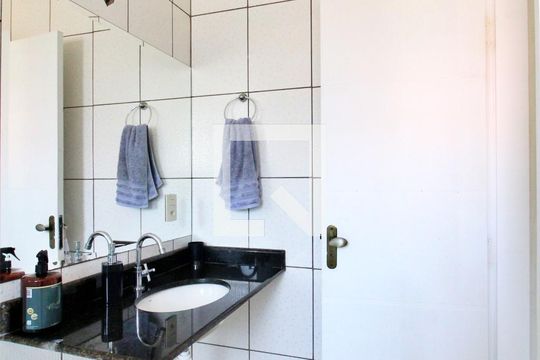 Banheiro da Suíte  de apartamento para alugar com 3 quartos, 84m² em Vila Lea, Santo André