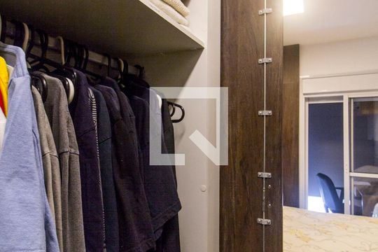 Closet da suíte 1 de apartamento à venda com 3 quartos, 198m² em Alphaville Empresarial, Barueri
