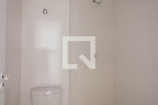 Banheiro de apartamento para alugar com 2 quartos, 42m² em Jardim Helian, São Paulo