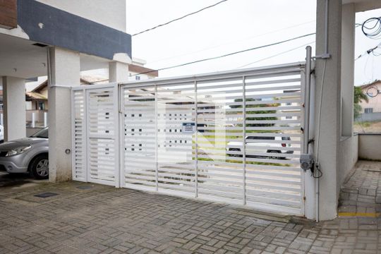 Portão de Entrada da Garagem de apartamento para alugar com 2 quartos, 67m² em Ingleses do Rio Vermelho, Florianópolis