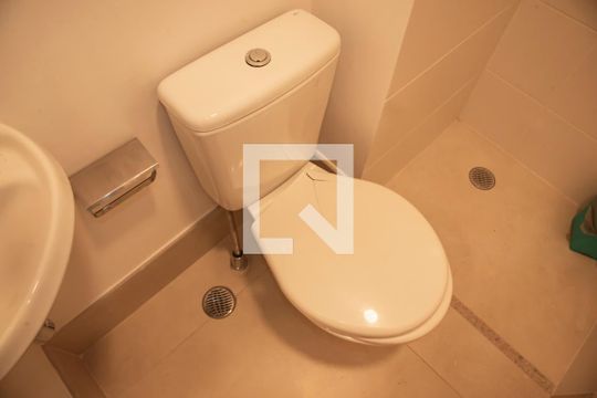 Banheiro de Serviço de apartamento para alugar com 3 quartos, 138m² em Mirandópolis, São Paulo