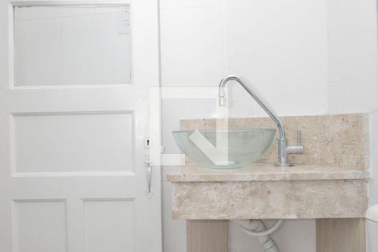 Banheiro de apartamento para alugar com 1 quarto, 32m² em Moinhos de Vento, Porto Alegre