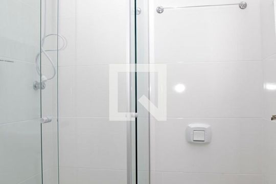 Banheiro de kitnet/studio para alugar com 1 quarto, 24m² em Cidade Baixa, Porto Alegre