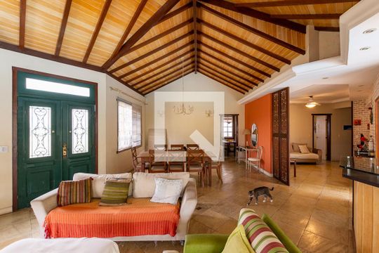 Sala de casa de condomínio à venda com 5 quartos, 500m² em Badu, Niterói