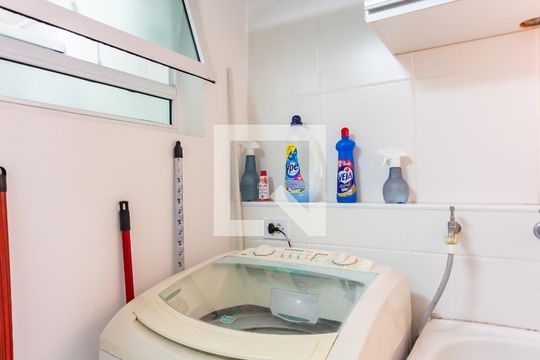 Área de Serviço  de apartamento para alugar com 2 quartos, 49m² em São Pedro, Osasco