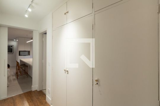 Corredor - roupeiros de apartamento para alugar com 3 quartos, 139m² em Jardim Paulista, São Paulo