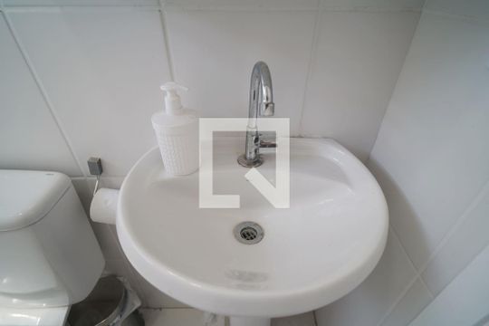 Banheiro de apartamento para alugar com 2 quartos, 50m² em Jardim Gutierres, Sorocaba