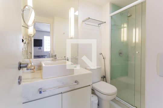 Banheiro de kitnet/studio para alugar com 1 quarto, 35m² em Vila Olímpia, São Paulo