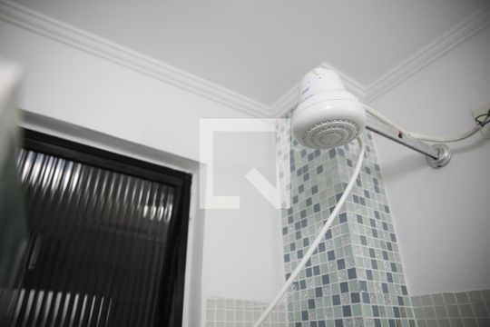 Banheiro  de apartamento para alugar com 1 quarto, 61m² em Canto do Forte, Praia Grande