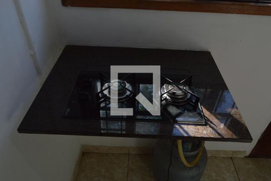 Cozinha de kitnet/studio para alugar com 1 quarto, 25m² em Curicica, Rio de Janeiro