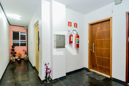Hall de Entrada de apartamento à venda com 2 quartos, 56m² em Portal dos Gramados, Guarulhos