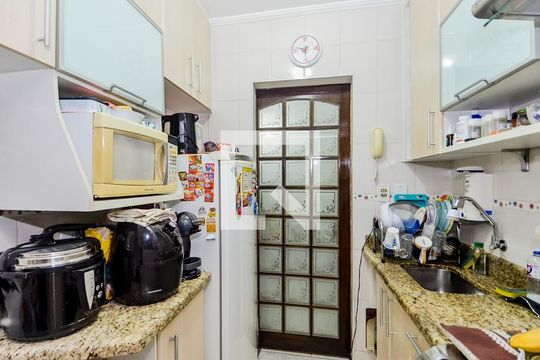 Cozinha de apartamento à venda com 2 quartos, 56m² em Portal dos Gramados, Guarulhos
