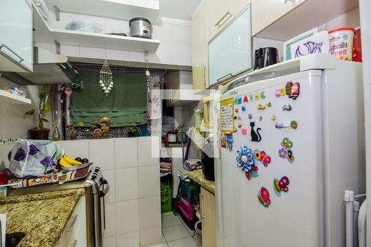 Cozinha de apartamento à venda com 2 quartos, 56m² em Portal dos Gramados, Guarulhos