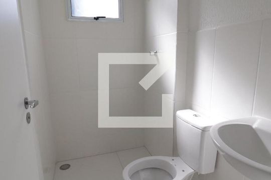 Banheiro de apartamento para alugar com 2 quartos, 45m² em Chácaras Tubalina E Quartel, Uberlândia