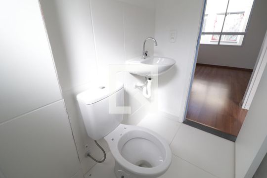 Banheiro de apartamento para alugar com 2 quartos, 45m² em Chácaras Tubalina E Quartel, Uberlândia
