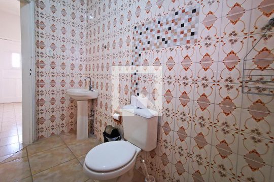 Banheiro de casa à venda com 2 quartos, 110m² em Vila Agricola, Jundiaí