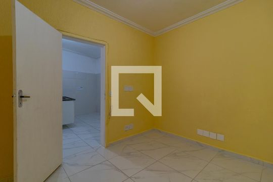 Quarto de casa para alugar com 1 quarto, 35m² em Jardim Santa Rosa, Taboão da Serra
